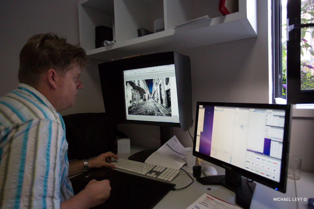 Sylvain le chef de fab. de PICTO prépare le fichiers pour le premières bandes test.